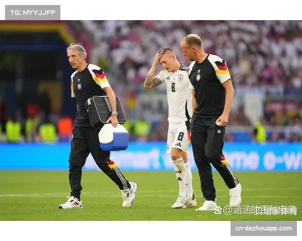 阿尔及利亚后卫红牌停赛，达马克主帅需在锋线选择中做出决策