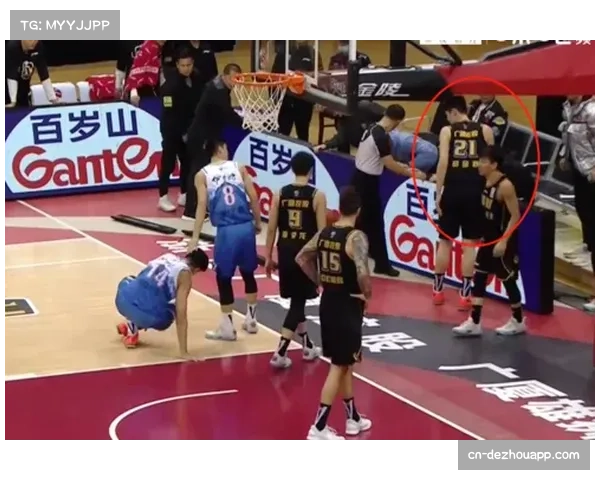 胡金秋受伤源于争抢篮板反关节动作 鲁吐布拉致其伤退